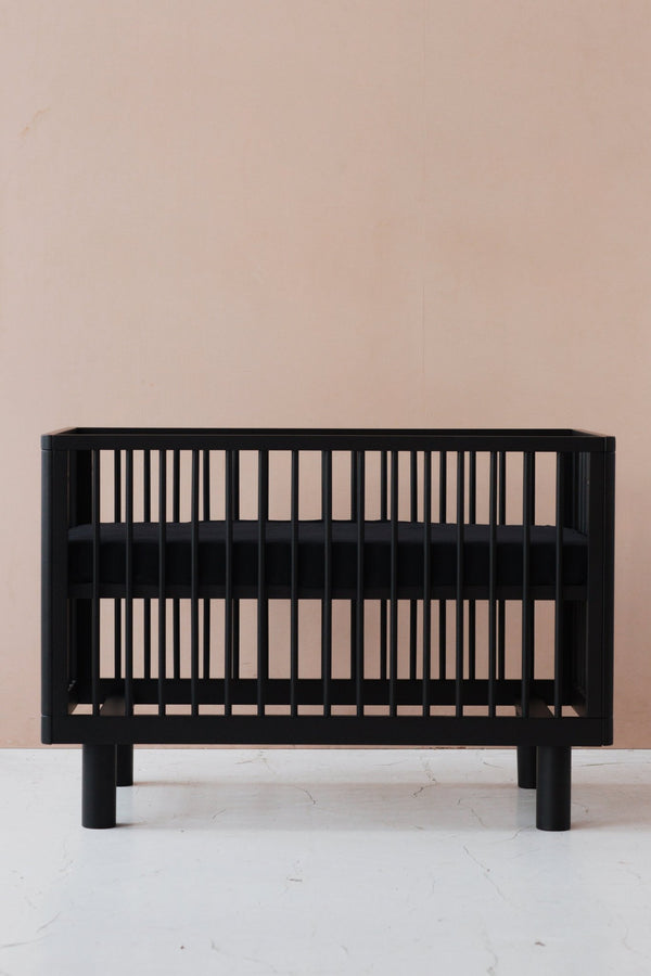 Karl & Fric Nox Ledikant 60x120cm - Black Satin via Kidsbarn.nl