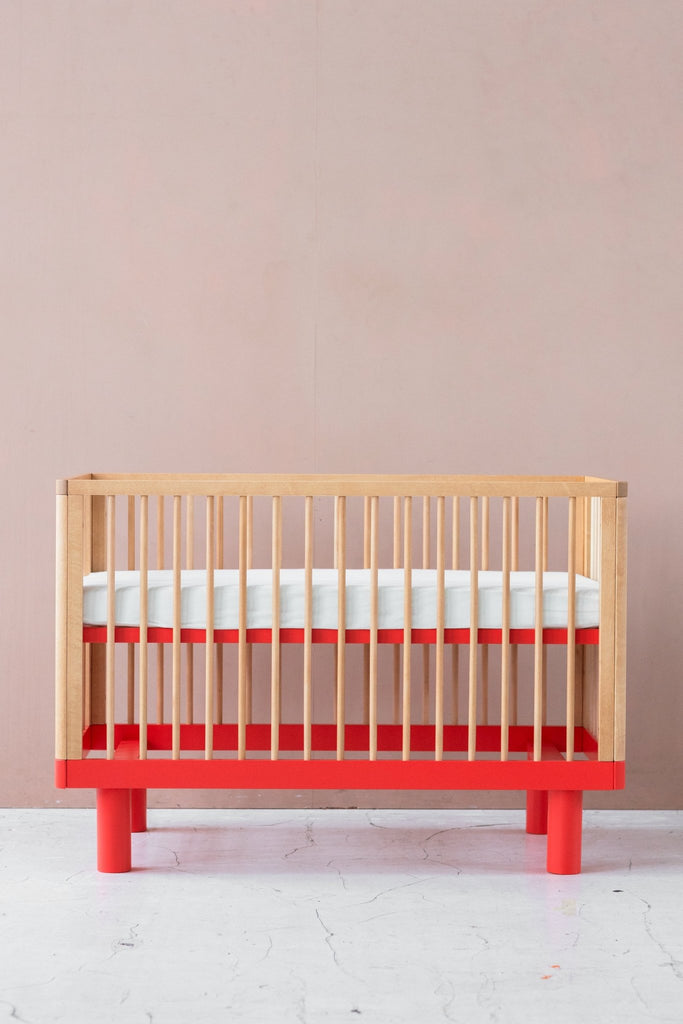 Karl & Fric Nox Ledikant 60x120cm - Natural Wood & Red via Kidsbarn.nl