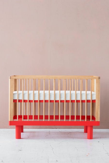 Karl & Fric Nox Ledikant 60x120cm - Natural Wood & Red via Kidsbarn.nl