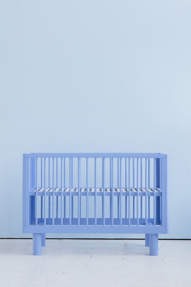 Karl & Fric nox ledikant / cot blauw via Kidsbarn.nl