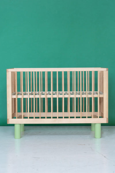 Karl & Fric Nox Ledikant 60x120cm - Natural Wood & Green via Kidsbarn.nl