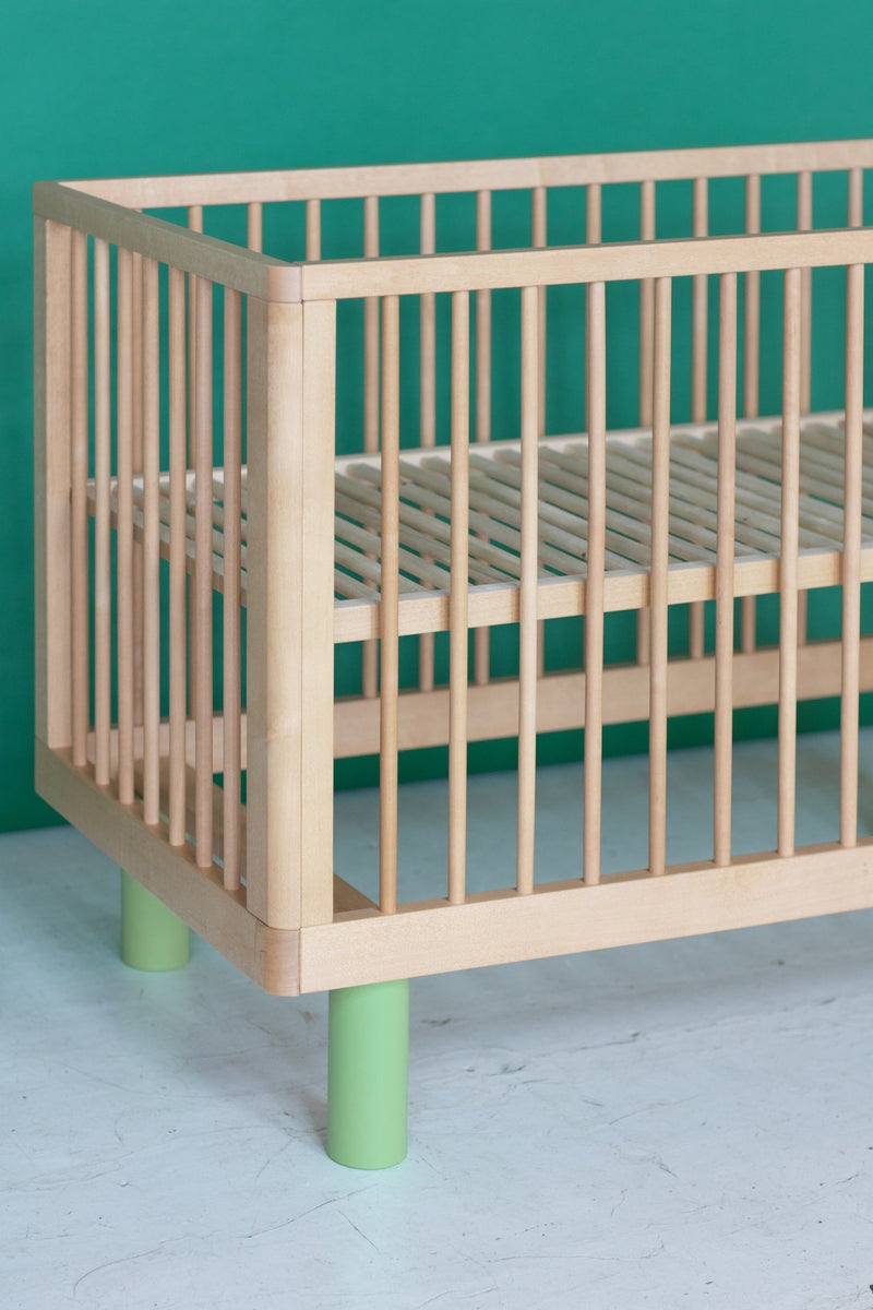 Karl & Fric Nox Ledikant 60x120cm - Natural Wood & Green via Kidsbarn.nl