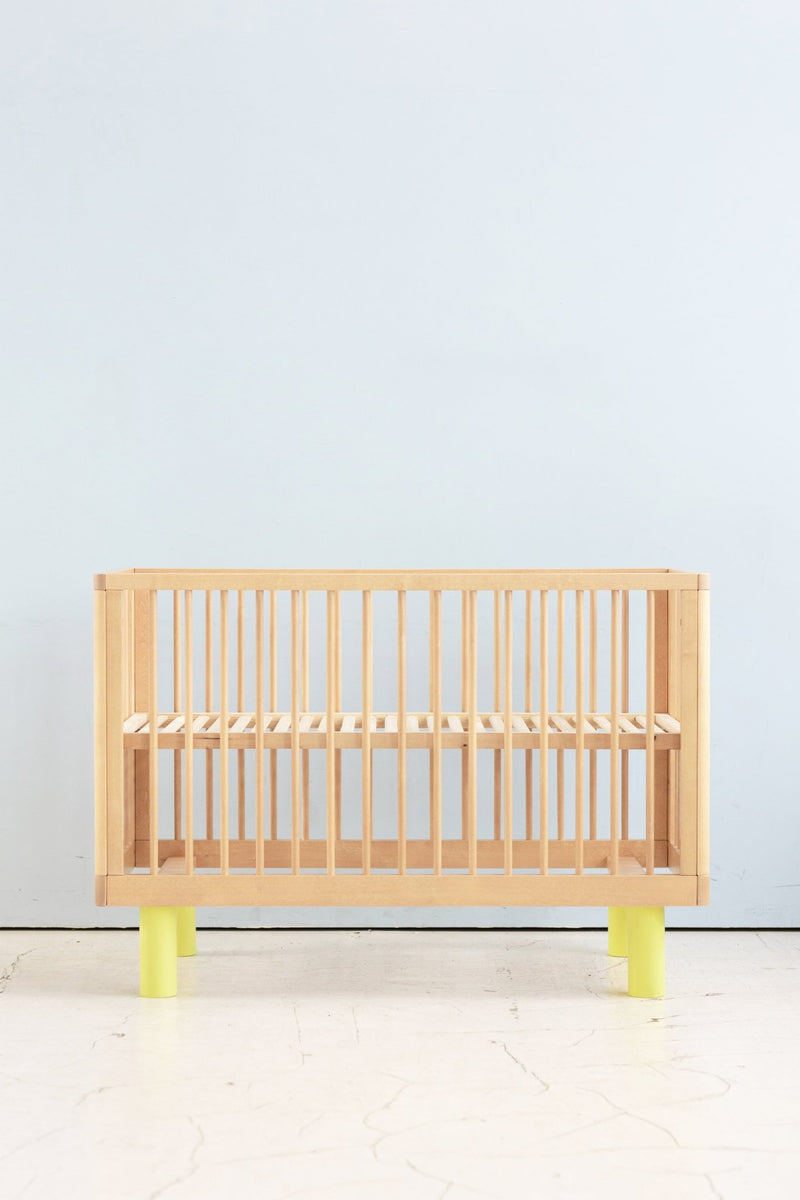 Karl & Fric Nox Ledikant 60x120cm - Natural Wood & Yellow via Kidsbarn.nl