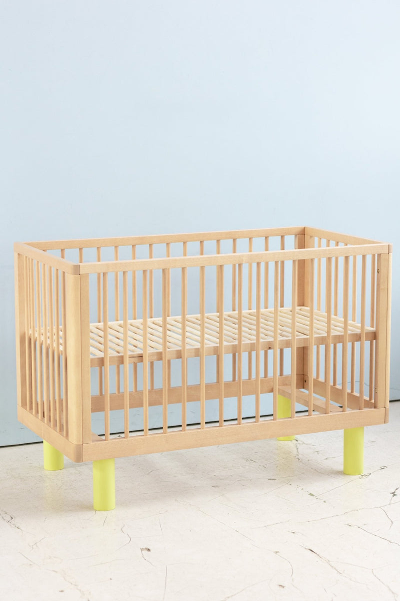 Karl & Fric Nox Ledikant 60x120cm - Natural Wood & Yellow via Kidsbarn.nl