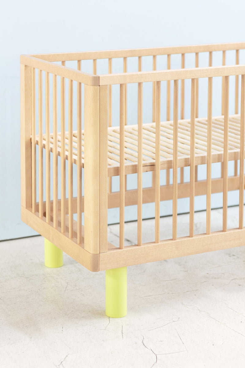 Karl & Fric Nox Ledikant 60x120cm - Natural Wood & Yellow via Kidsbarn.nl