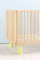 Karl & Fric Nox Ledikant 60x120cm - Natural Wood & Yellow via Kidsbarn.nl
