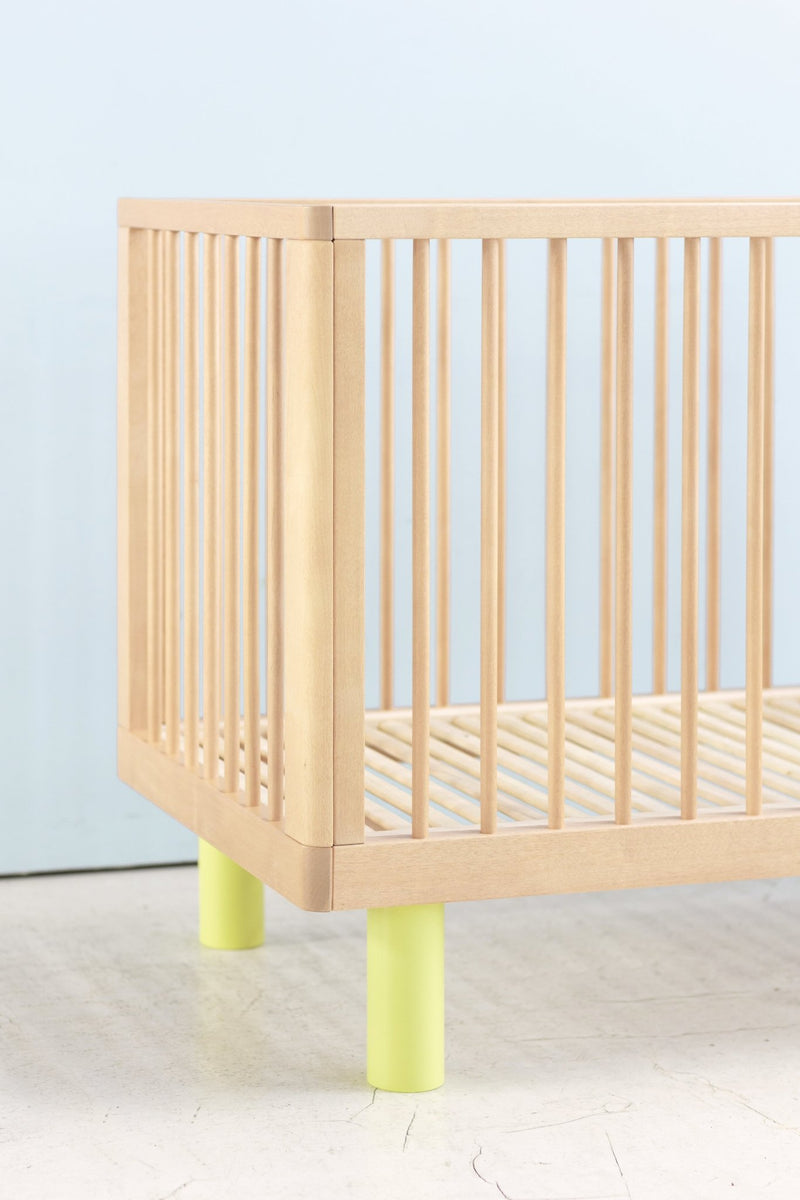 Karl & Fric Nox Ledikant 60x120cm - Natural Wood & Yellow via Kidsbarn.nl