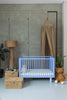 Karl & Fric nox ledikant / cot blauw via Kidsbarn.nl