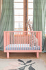 Karl & Fric Nox Ledikant 60x120cm - Pink via Kidsbarn.nl