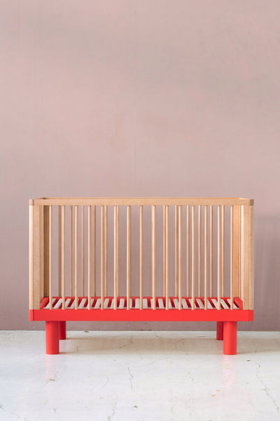 Karl & Fric Nox Ledikant 60x120cm - Natural Wood & Red via Kidsbarn.nl