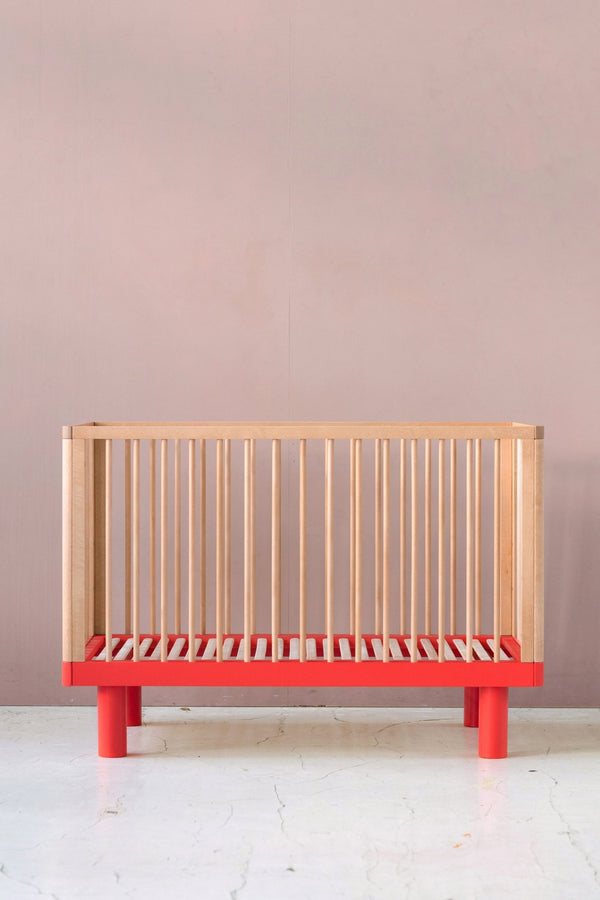 Karl & Fric Nox Ledikant 60x120cm - Natural Wood & Red via Kidsbarn.nl