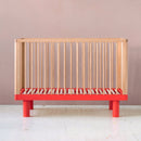 Karl & Fric Nox Ledikant 60x120cm - Natural Wood & Red via Kidsbarn.nl