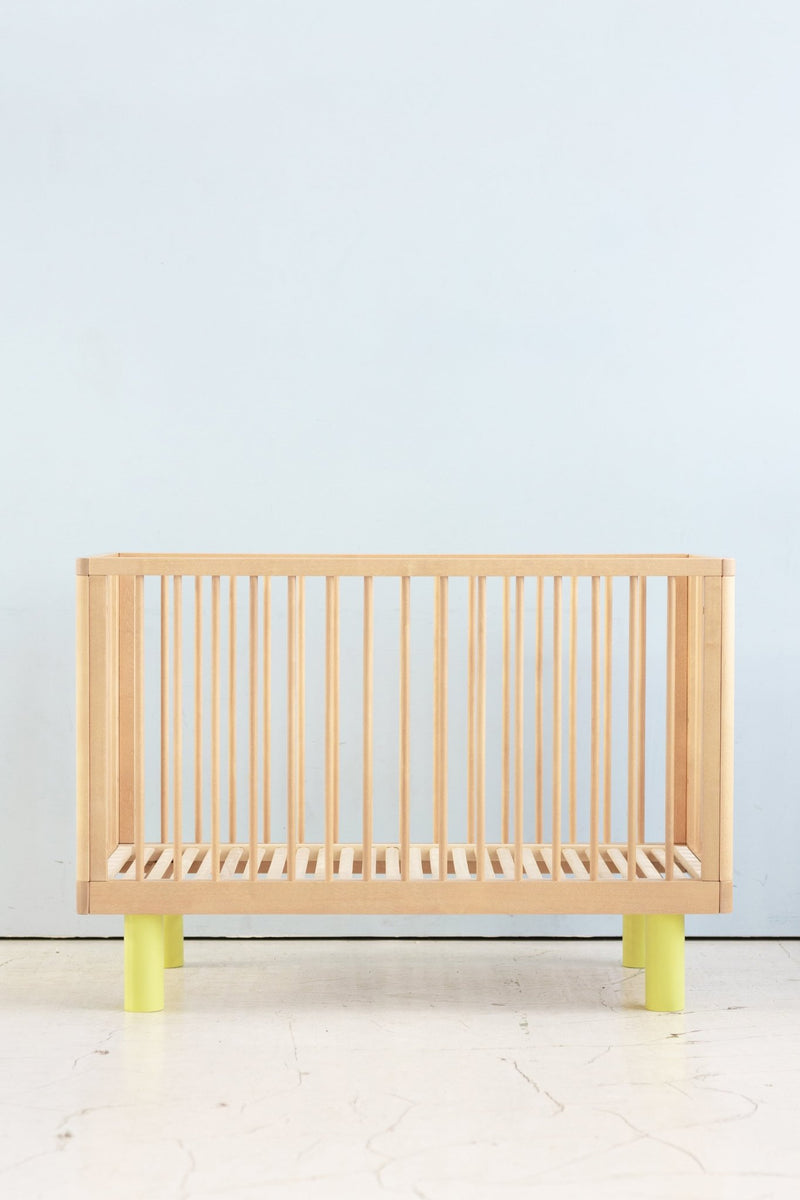 Karl & Fric Nox Ledikant 60x120cm - Natural Wood & Yellow via Kidsbarn.nl