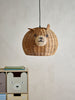 Rotan hanglamp in berenvorm in kinderkamer boven opbergkast met berengezicht