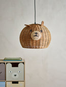 Rotan hanglamp in berenvorm in kinderkamer boven opbergkast met berengezicht