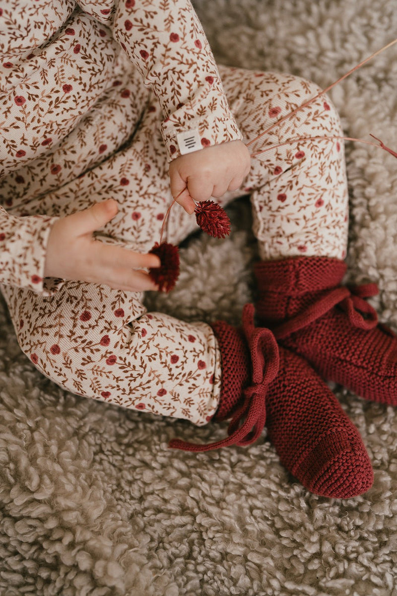 A Tiny Story - Knitted baby booties - Cranberry