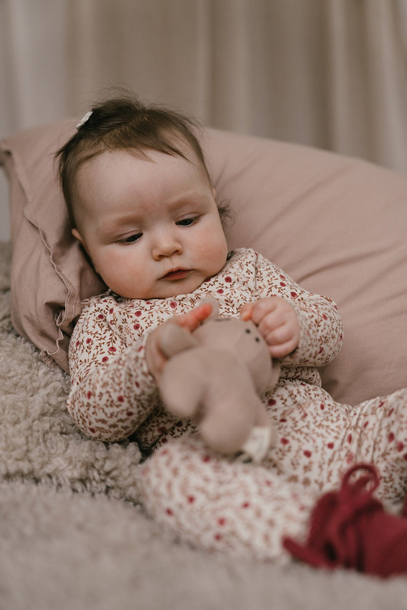 A Tiny Story - Knitted baby booties - Cranberry