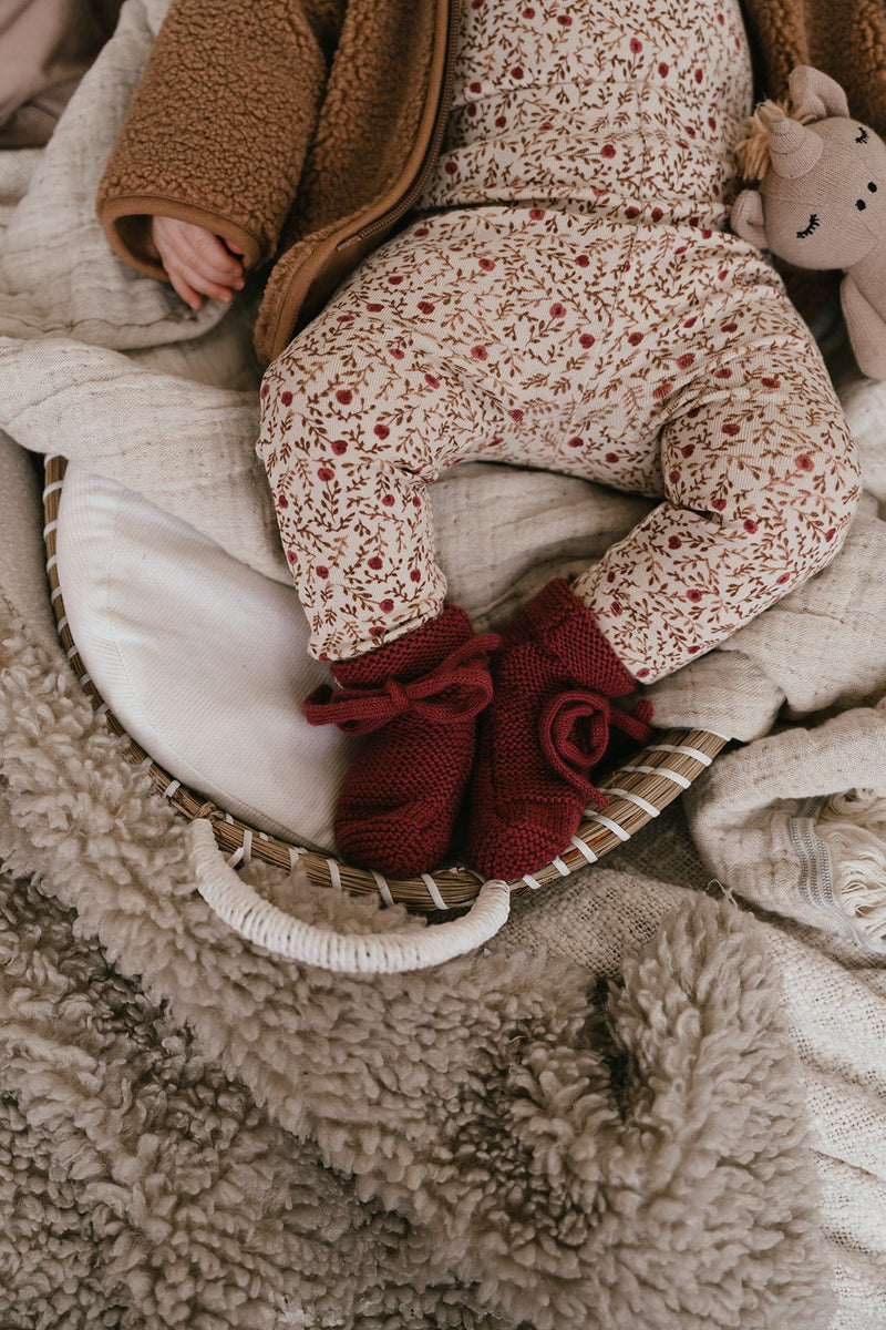 A Tiny Story - Knitted baby booties - Cranberry