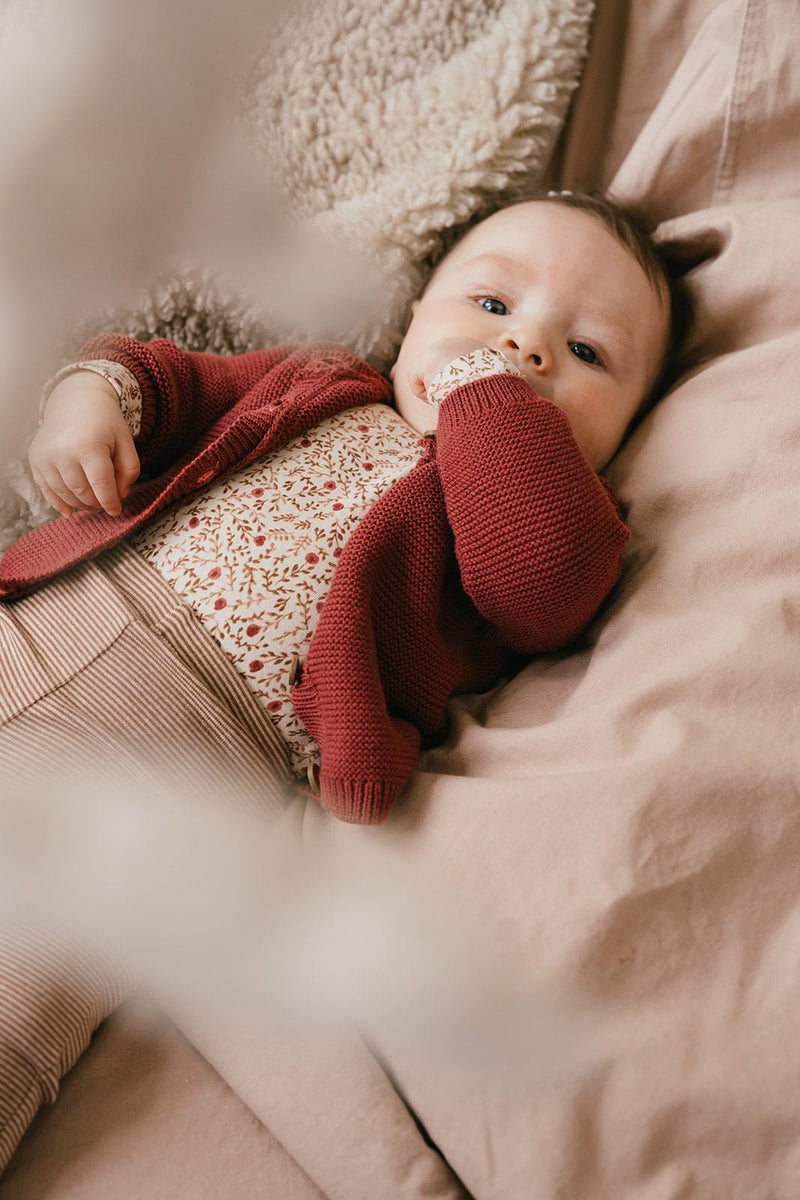 A Tiny Story – Gestrickte Baby-Strickjacke – Cranberry