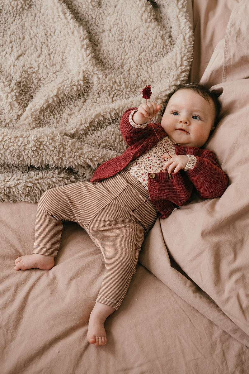 A Tiny Story – Gestrickte Baby-Strickjacke – Cranberry