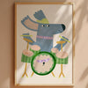 Poster kinderkamer Drummer van Aniek Bartels met blauwe hond achter groen drumstel in houten lijst tegen beige muur.
