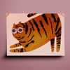 Poster kinderkamer Stretching Tiger met uitrekkende tijger in warme oranje tinten en zwarte strepen.