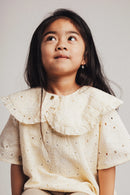 Baje Studio - Alvora blouse met geborduurde bloemen - Creme Oat