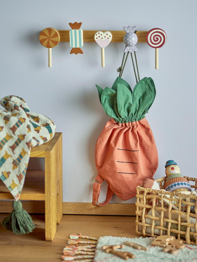 Houten kapstok voor kinderkamer van Bloomingville met snoepjes en lolly's