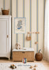 Crème streepjesbehang met zacht grijsblauwe strepen en dunne lichtgroene en okerkleurige pinstripes, Atelier Florentine