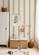Crème streepjesbehang met zacht grijsblauwe strepen en dunne lichtgroene en okerkleurige pinstripes, Atelier Florentine