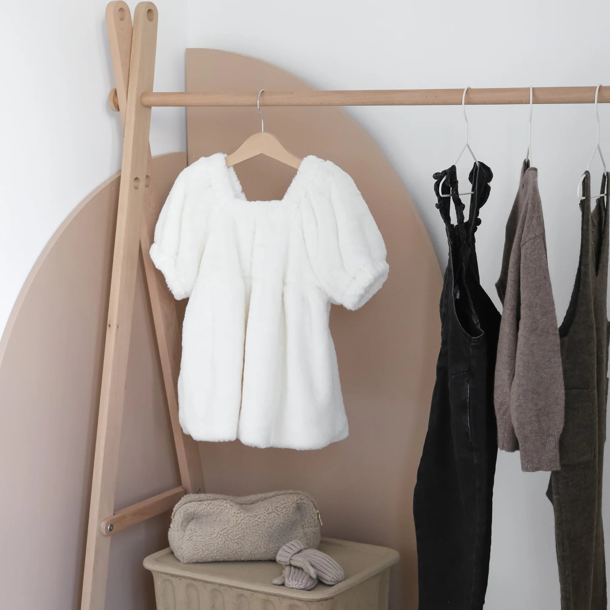 Curve Lab Clothing Rack - Montessori -Kleidungsständer für Kinder