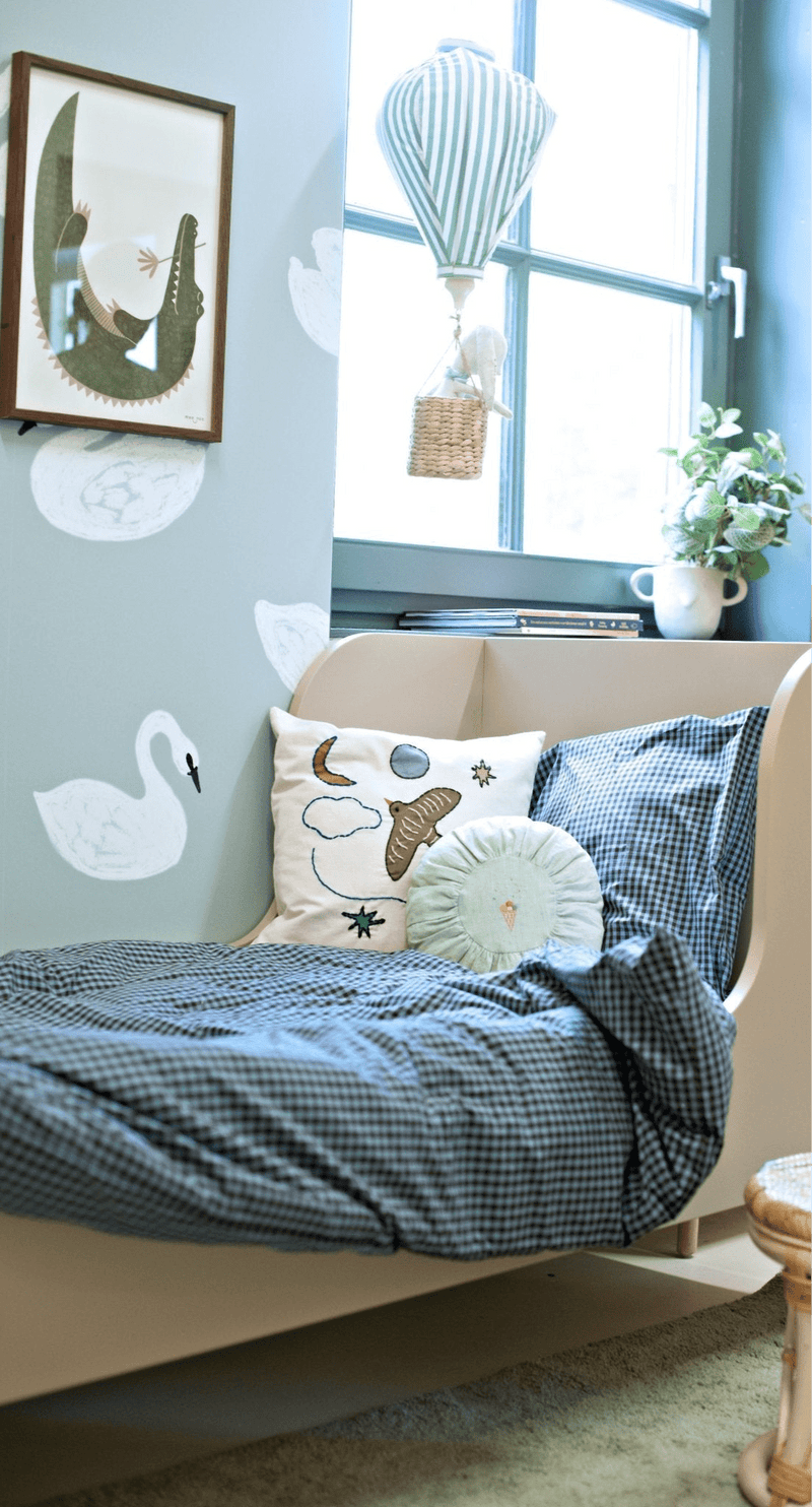 Behang Meet me at the Wall - Swans - Lake blue - Joëlle Wehkamp