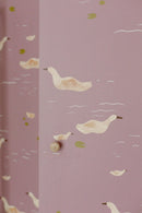 Behang Meet Me at the Wall - Ducks Mauve - Lotte Dirks