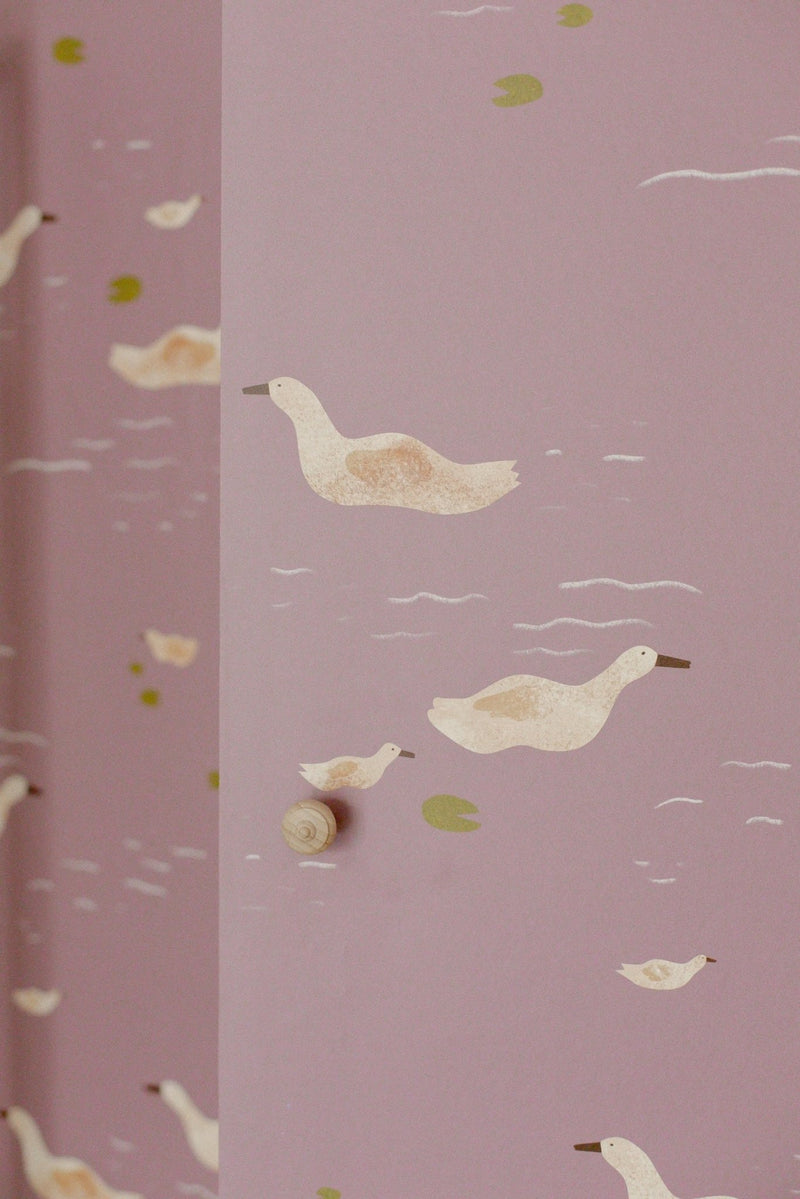 Wallpaper Play at Slaep - Ducks Mauve - Lotte Dirks