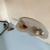 Ripple Shelf Studio Jes Iken, golvende wandplank kinderkamer met houten speelfiguren