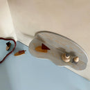 Ripple Shelf Studio Jes Iken, golvende wandplank kinderkamer met houten speelfiguren