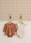 Behang Petit Garden Rose – bloemen behang kinderkamer met nostalgische touch