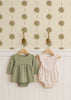 Behang Sunny Days Olive – zonnetjesbehang kinderkamer in olijfgroen