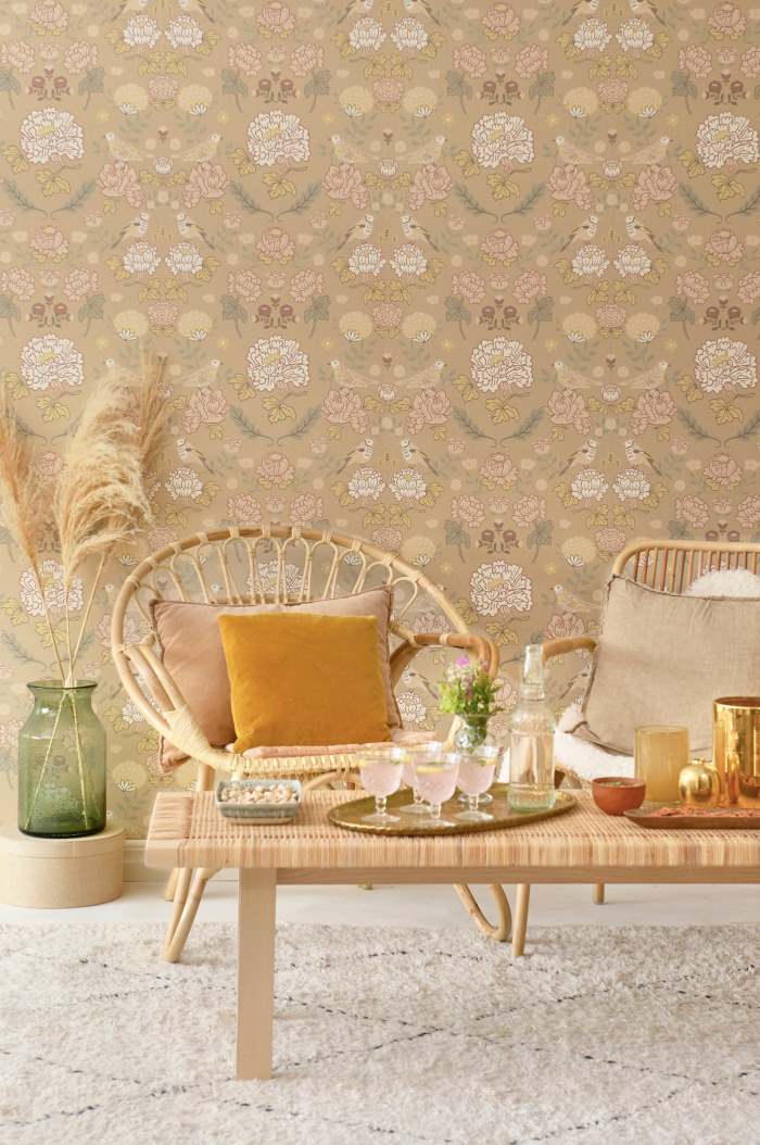 Majvillan behang voor de kinderkamer print june Honey Beige - honing beige met bloemen en vogels