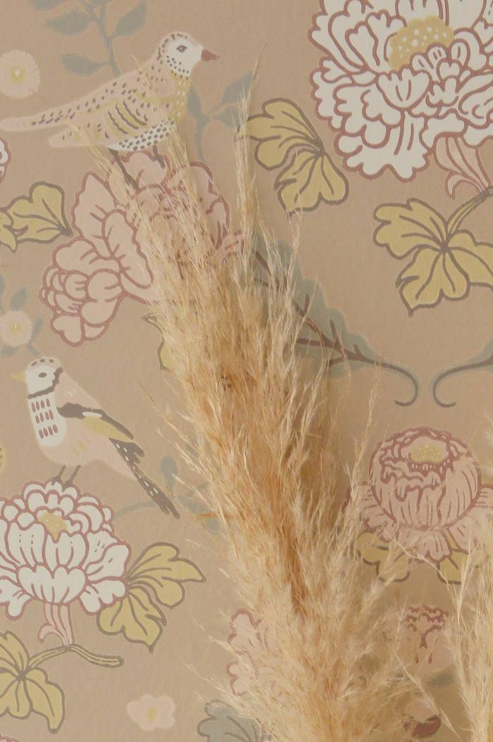 Majvillan behang voor de kinderkamer print june Honey Beige - honing beige met bloemen en vogels