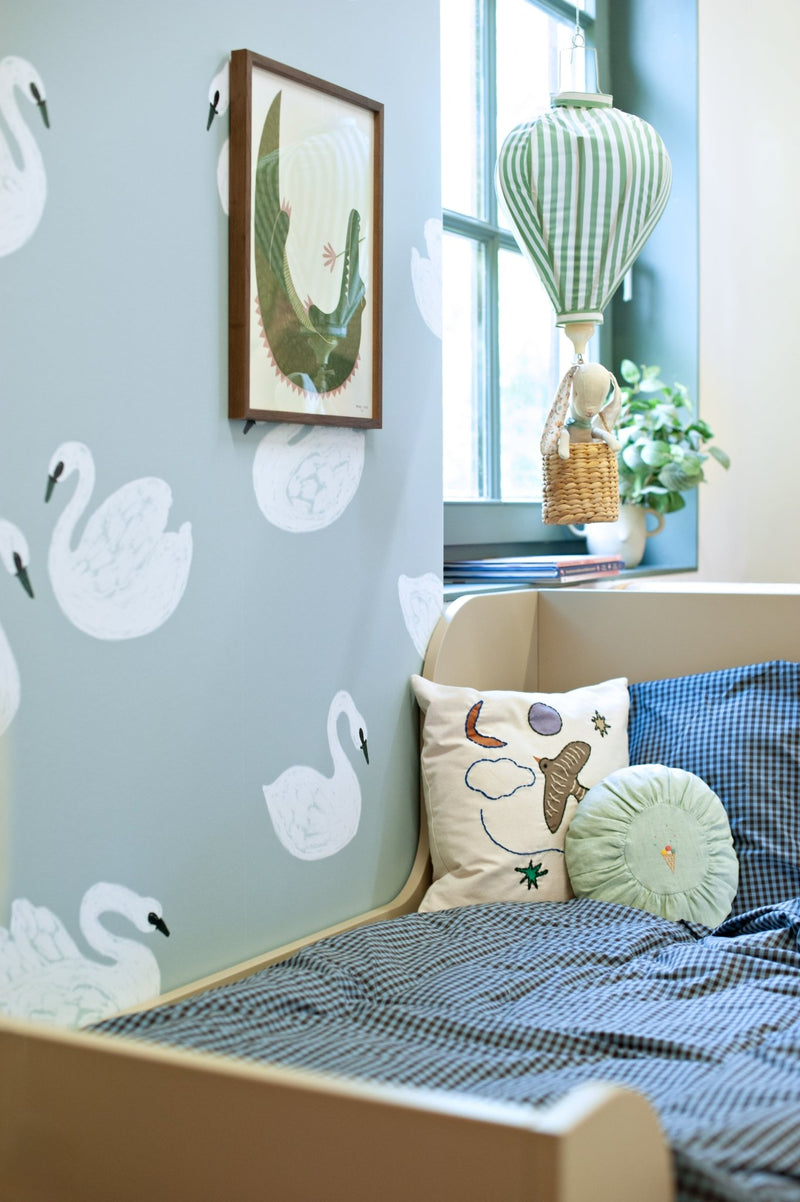 Behang Meet me at the Wall - Swans - Lake blue - Joëlle Wehkamp