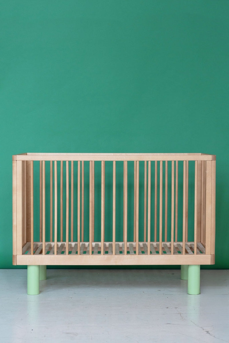 Karl & Fric Nox Ledikant 60x120cm - Natural Wood & Green via Kidsbarn.nl