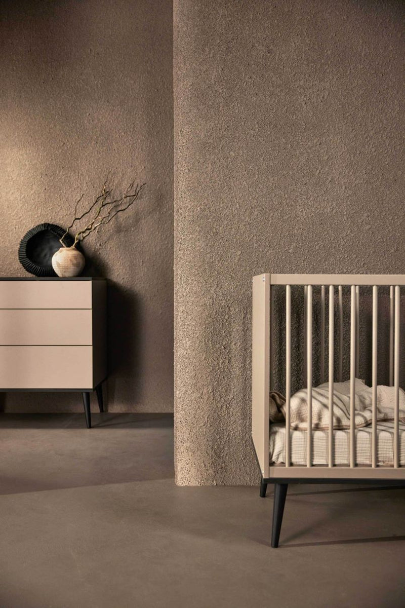 Babykamer Quax Flow serie kleur Stone beige met zwart