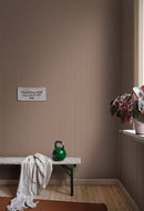 Behang Sandberg Estelle, Burgundy – Gestreept behang