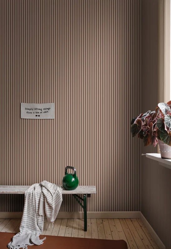 Behang Sandberg Estelle, Burgundy – Gestreept behang