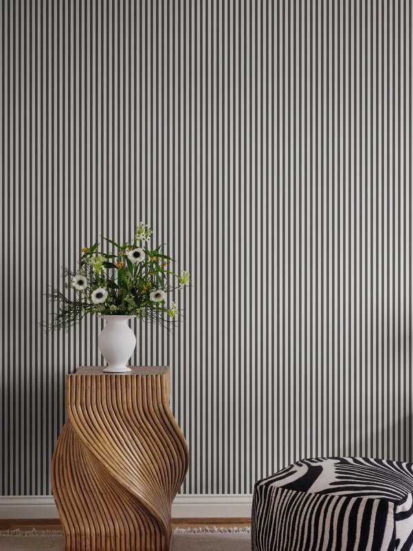 Behang Sandberg Estelle, Graphite – Gestreept behang