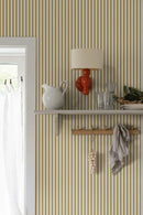 Behang Sandberg Estelle, Mustard – Gestreept behang