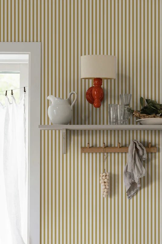 Behang Sandberg Estelle, Mustard – Gestreept behang