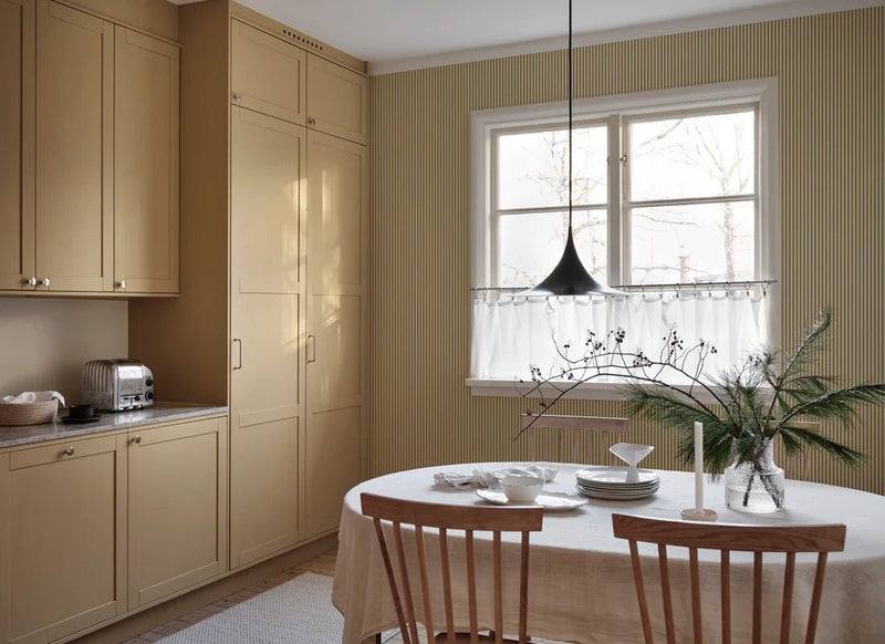 Behang Sandberg Estelle, Mustard – Gestreept behang