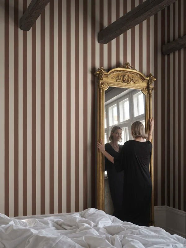 Wallpaper Sandberg Sam, Burgundy – Striped wallpaper